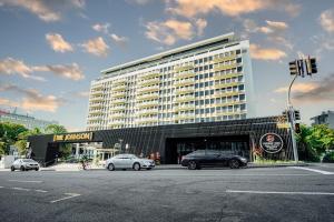 un gran edificio con coches estacionados frente a él en Spring Hill - beautiful apartment en Brisbane