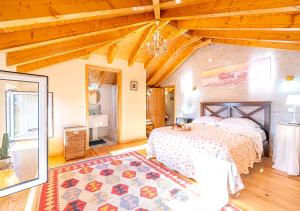 a bedroom with a bed and a wooden ceiling at Ocean Breeze in Colares