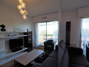 a living room with a couch and a tv at Appartement Arcachon, 2 pièces, 4 personnes - FR-1-474-32 in Arcachon