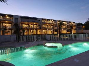 Πισίνα στο ή κοντά στο Appartement 6 pers avec balcon, piscine et accès direct plage à La Tranche-sur-Mer - FR-1-194-195