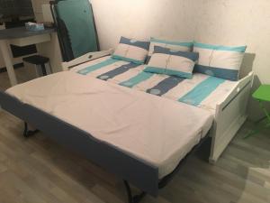 Postel nebo postele na pokoji v ubytování Fort-Mahon-Plage: Studio balcon, équipements complets, parking privé - FR-1-482-12