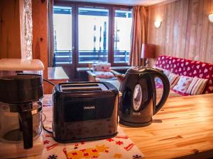 a toaster sitting on top of a wooden table at Appartement Tignes, 2 pièces, 5 personnes - FR-1-480-46 in Tignes