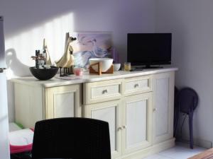 ein weißer Schrank mit einem Fernseher darüber in der Unterkunft Charmante maisonnette à Fort-Mahon-Plage, près de la Baie d'Authie, 2 chambres, jardin, parking inclus - FR-1-482-38 in Fort-Mahon-Plage