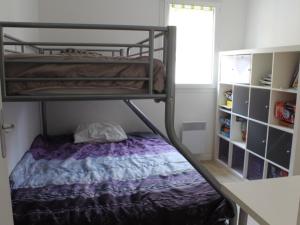 ein Schlafzimmer mit Etagenbett und Schreibtisch in der Unterkunft Charmante maisonnette à Fort-Mahon-Plage, près de la Baie d'Authie, 2 chambres, jardin, parking inclus - FR-1-482-38 in Fort-Mahon-Plage