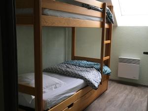 une chambre avec deux lits superposés dans une pièce dans l'établissement Maison à 50m de la Plage avec Terrasse, 2 Chambres et Parking Privé - Fort-Mahon-Plage - FR-1-482-35, à Fort-Mahon-Plage