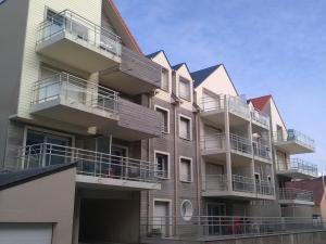 Une rangée d'immeubles d'appartements avec balcon dans l'établissement Fort-Mahon : Superbe T2 à 2 pas de la plage avec parking privé - FR-1-482-15, à Fort-Mahon-Plage