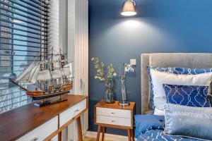 Granaria Comfort Apartments في غدانسك: غرفة نوم مع سفينة قراصنة على طاولة
