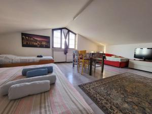 un ampio soggiorno con divano e tavolo di Villa Ghiaia locazione turistica a Castel d'Azzano