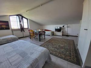 a bedroom with two beds and a table with chairs at Villa Ghiaia locazione turistica in Castel d'Azzano