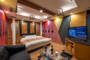 Una televisión o centro de entretenimiento en VALENTINE RESORT(大人専用）