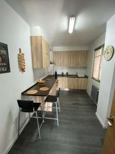 Kuchyňa alebo kuchynka v ubytovaní Precioso piso en el centro de Galicia.