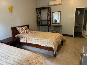 um quarto com 2 camas e um espelho em Nat Resort Koh Tao em Ko Tao