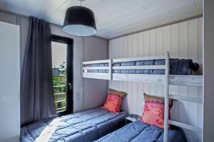モリアニ・プラージュにあるCasa e Naturaの二段ベッド2台と窓が備わる客室です。