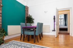 倫敦的住宿－Central 2 Bedroom Apartment near Old Street，一间用餐室,配有一张紫色的桌子和蓝色的椅子