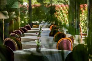 Reštaurácia alebo iné gastronomické zariadenie v ubytovaní Hotel Park Split