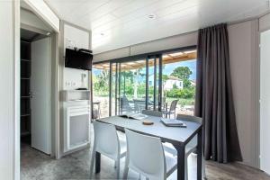 - une cuisine et une salle à manger avec une table et des chaises dans l'établissement Casa e Natura, à Moriani-Plage