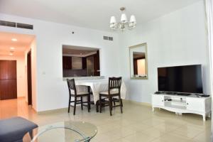 TV tai viihdekeskus majoituspaikassa 1 BEDROOM APARTMENT in DUBAI MARINA & JBR
