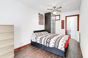 Säng eller sängar i ett rum på Detached bungalow with 7 bedrooms