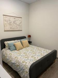 ein Schlafzimmer mit einem Bett mit Kissen darauf in der Unterkunft El Embarcadero in Boó de Piélagos