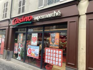 ein Geschäft vor einem Laden mit Schildern am Fenster in der Unterkunft Studio calme et éclairé proche de Nation C in Paris