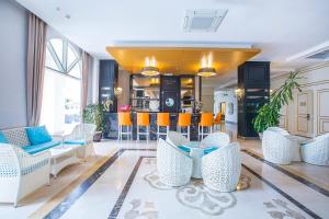 un hall avec des chaises et un bar dans un bâtiment dans l'établissement J'adore Deluxe Hotel & Spa Ultra All Inclusive, à Sidé