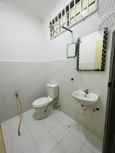 Cendana Residence Homestay 8 Kuala Terengganu 4 Bedroom tesisinde bir banyo
