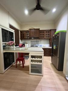 Cendana Residence Homestay 8 Kuala Terengganu 4 Bedroom tesisinde mutfak veya mini mutfak