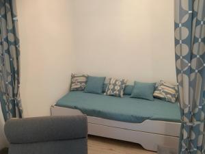 ル・モンドールにあるAppartement Mont-Dore, 2 pièces, 4 personnes - FR-1-415-64の青い枕と椅子が備わる客室です。