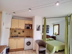 Studio Lamalou-les-Bains, 1 pièce, 2 personnes - FR-1-451-102にあるキッチンまたは簡易キッチン