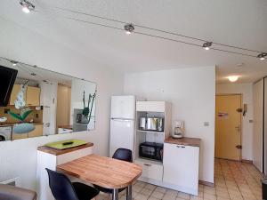 Studio Lamalou-les-Bains, 1 pièce, 2 personnes - FR-1-451-102にあるキッチンまたは簡易キッチン