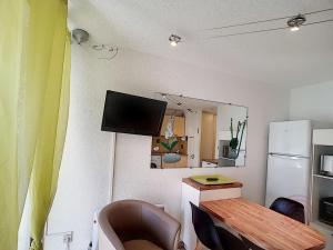 Studio Lamalou-les-Bains, 1 pièce, 2 personnes - FR-1-451-102にあるテレビまたはエンターテインメントセンター