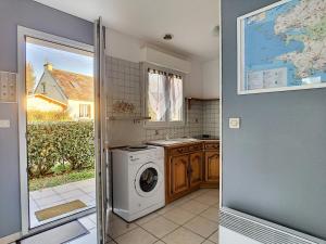 a laundry room with a washer and dryer at Maison Crozon, 3 pièces, 4 personnes - FR-1-370-42 in Crozon