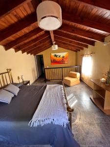 1 dormitorio con 1 cama grande en una habitación en Cabañas Samarana en Carpintería
