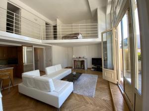 a living room with a white couch and a table at Appartement T4 Duplex Centre Arcachon, Terrasse Sud, Proche Plage et Commerces, Parking Inclus - FR-1-474-3 in Arcachon