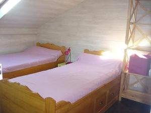 2 bedden in een kleine kamer met witte lakens bij Appartement Mont-Dore, 3 pièces, 4 personnes - FR-1-415-61 in Le Mont-Dore