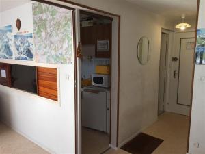 ル・モンドールにあるAppartement Mont-Dore, 2 pièces, 6 personnes - FR-1-415-62のキッチン(電子レンジ付)に面したドアが付いています。