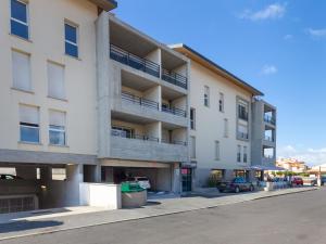 un edificio de apartamentos con un coche aparcado delante de él en Appartement Capbreton, 3 pièces, 4 personnes - FR-1-239-387, en Capbreton