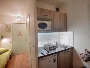 Studio Lamalou-les-Bains, 1 pièce, 2 personnes - FR-1-451-110にあるキッチンまたは簡易キッチン