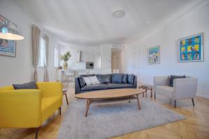 salon z kanapą, stołem i krzesłami w obiekcie REF 909 - Cannes Back Croisette - Apartment for rent w Cannes