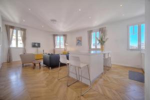 salon z barem, stołem i krzesłami w obiekcie REF 909 - Cannes Back Croisette - Apartment for rent w Cannes