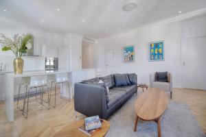 salon z kanapą i stołem w obiekcie REF 909 - Cannes Back Croisette - Apartment for rent w Cannes