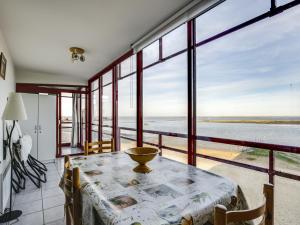 comedor con mesa y vistas al océano en Appartement Arcachon, 2 pièces, 4 personnes - FR-1-474-19, en Arcachon