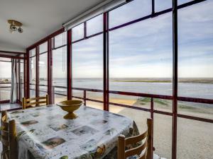 comedor con mesa y vistas al océano en Appartement Arcachon, 2 pièces, 4 personnes - FR-1-474-19, en Arcachon
