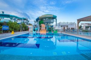 Bazén v ubytování J'adore Deluxe Hotel & Spa Ultra All Inclusive nebo v jeho okolí