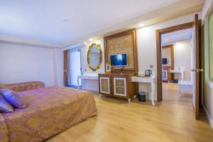 TV a/nebo společenská místnost v ubytování J'adore Deluxe Hotel & Spa Ultra All Inclusive