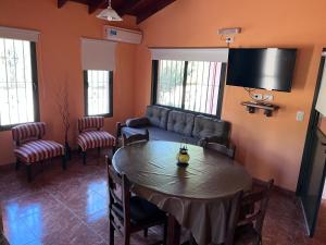 uma sala de estar com uma mesa e um sofá em Cabañas Samarana em Carpintería