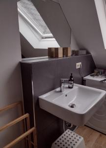 a bathroom with a white sink and a skylight at Fewo nahe der Ostsee bei Lübeck in Lauen