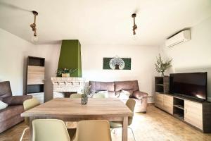 - un salon avec une table en bois et un canapé dans l'établissement La Casa del Olivo, à Navahermosa