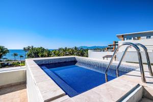 - une piscine au-dessus d'une maison donnant sur l'océan dans l'établissement 407 PH Nitta, à Nuevo Vallarta