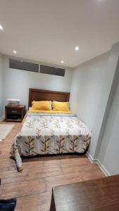 Tempat tidur dalam kamar di Hermoso departamento en el centro de Milagro